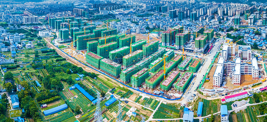 全景航拍房地產(chǎn)開(kāi)發(fā)建設(shè)與城中村的對(duì)比